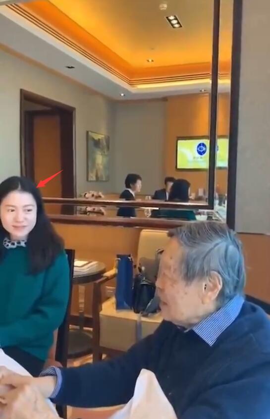 刘洋与杨振宁夫妇聚餐！一头短发太像女强人，女儿也意外出镜好萌,刘洋与杨振宁夫妇聚餐！一头短发太像女强人，女儿也意外出镜好萌,第3张