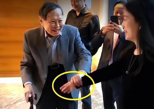 刘洋与杨振宁夫妇聚餐！一头短发太像女强人，女儿也意外出镜好萌,刘洋与杨振宁夫妇聚餐！一头短发太像女强人，女儿也意外出镜好萌,第8张