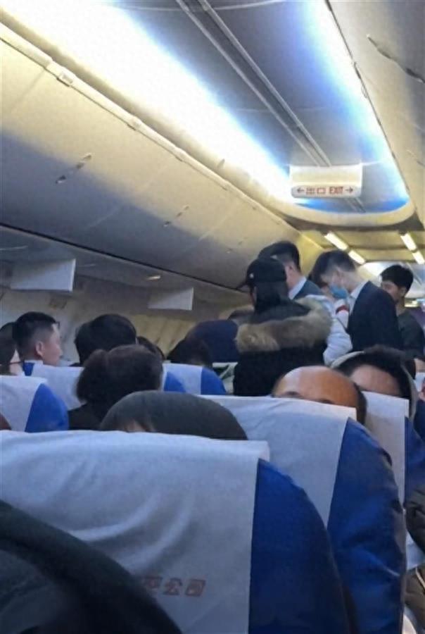 乘客空中突发疾病，航班提前65分钟落地青岛，空地联动紧急救援