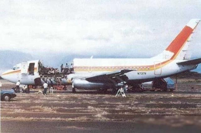 1988年，一架飞机在7500米高空突然裂开，空姐被大风吹走,1988年，一架飞机在7500米高空突然裂开，空姐被大风吹走,第10张
