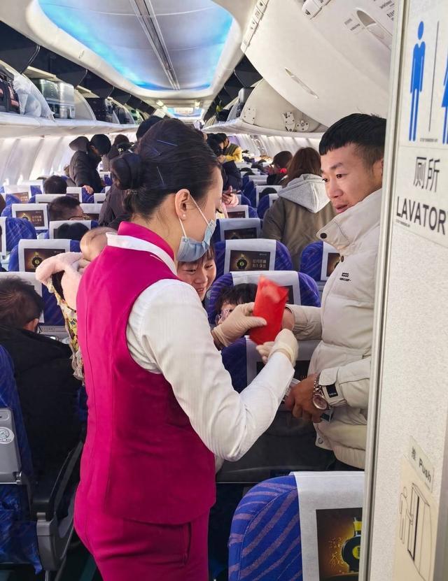 空乘自掏腰包给旅客发红包 这个航班上发生了什么？｜看见正能量