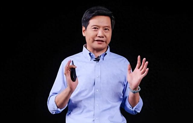 雷军妻子张彤陪邓文迪看SU7！一头短发非常干练，手机品牌成焦点
