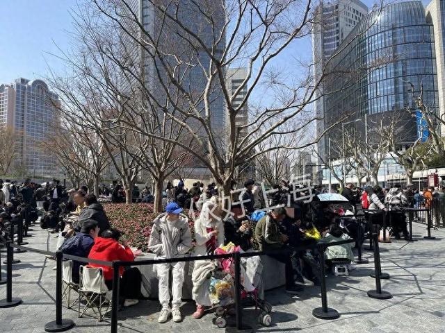 疯了，已截排！库克吹爆“侬好上海”，静安寺苹果新店人山人海！果粉黄牛通宵露营拼体力