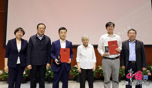 2023年度王选杰出青年学者奖： 两学者各获50万奖励