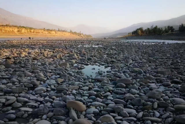 三峡大坝建成至今，已经淤积18亿吨泥沙，为何不用抽沙船把它抽走,三峡大坝建成至今，已经淤积18亿吨泥沙，为何不用抽沙船把它抽走,第6张