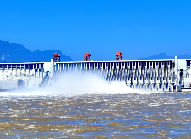 三峡大坝建成至今，已经淤积18亿吨泥沙，为何不用抽沙船把它抽走,三峡大坝建成至今，已经淤积18亿吨泥沙，为何不用抽沙船把它抽走,第10张