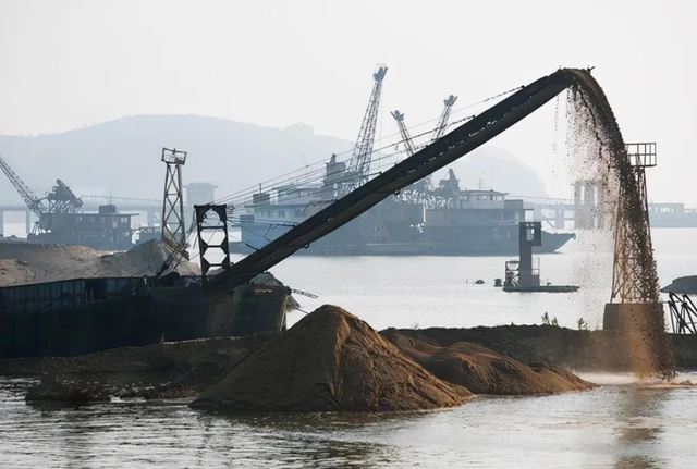 三峡大坝建成至今，已经淤积18亿吨泥沙，为何不用抽沙船把它抽走,三峡大坝建成至今，已经淤积18亿吨泥沙，为何不用抽沙船把它抽走,第12张