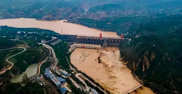 三峡大坝建成至今，已经淤积18亿吨泥沙，为何不用抽沙船把它抽走,三峡大坝建成至今，已经淤积18亿吨泥沙，为何不用抽沙船把它抽走,第15张