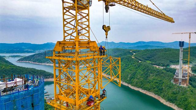 渑淅高速丹江小三峡特大桥进入上塔柱施工