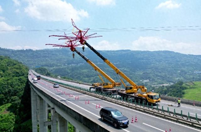 成渝的电力革命！"移动式伞形跨越架"首秀，电网建设从此不一般！