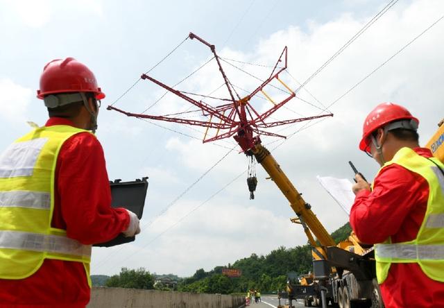 成渝的电力革命！"移动式伞形跨越架"首秀，电网建设从此不一般！,成渝的电力革命！,第4张