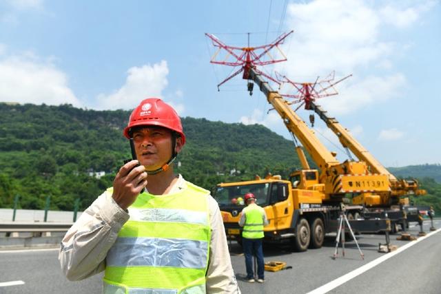 成渝的电力革命！"移动式伞形跨越架"首秀，电网建设从此不一般！,成渝的电力革命！,第5张