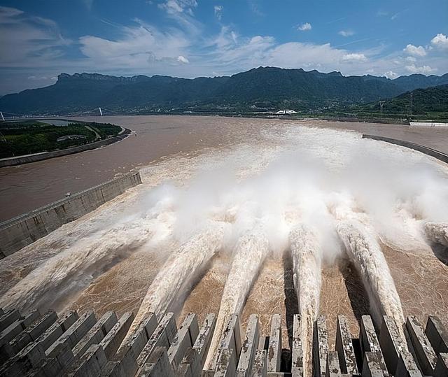 三峡大坝当初投入2500多亿元，已经运行了将近20年，赚回本了没？,三峡大坝当初投入2500多亿元，已经运行了将近20年，赚回本了没？,第7张