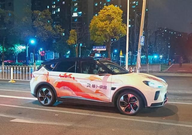 跟萝卜讲道理？三个大人带小孩乘坐萝卜被赶下车，网友：干的漂亮