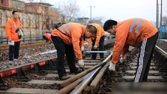 为什么我国修建火车轨道，宁愿用会生锈的铁，也不用不锈钢？,为什么我国修建火车轨道，宁愿用会生锈的铁，也不用不锈钢？,第13张