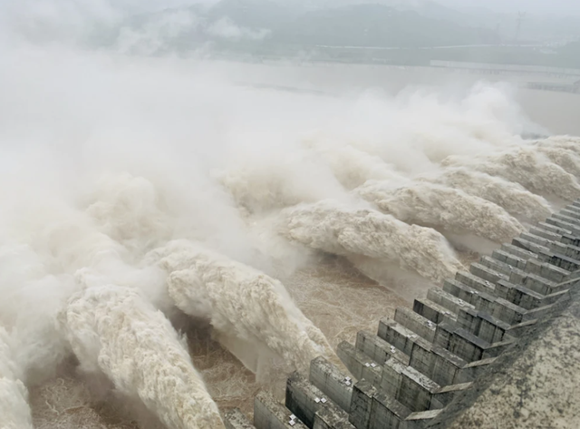 三峡大坝开十一孔了，荆州瑟瑟发抖，开11孔意味着什么呢？,三峡大坝开十一孔了，荆州瑟瑟发抖，开11孔意味着什么呢？,第4张