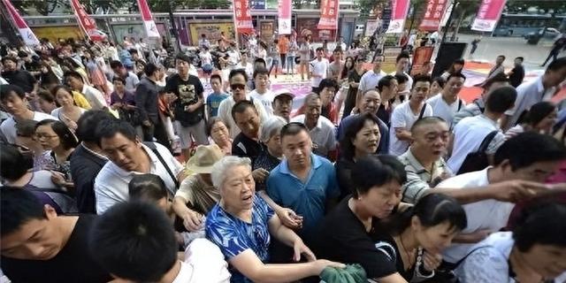 真要“穷疯”了？这些原本都是免费的东西，为何开始收费了？