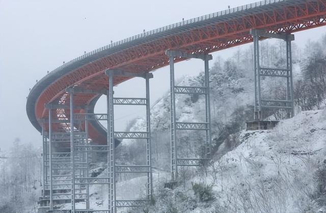 中国最魔幻的大桥！位于地震带上，却敢用一堆空心钢管做支撑？,中国最魔幻的大桥！位于地震带上，却敢用一堆空心钢管做支撑？,第11张