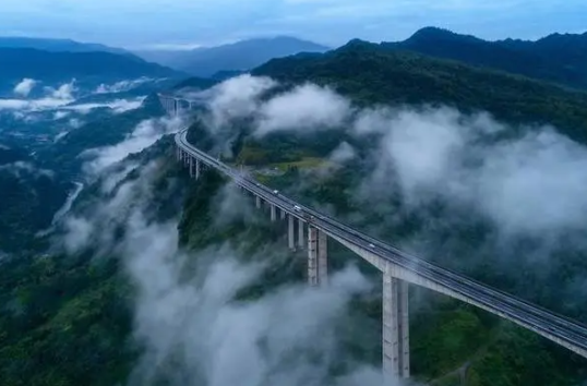 中国最魔幻的大桥！位于地震带上，却敢用一堆空心钢管做支撑？,中国最魔幻的大桥！位于地震带上，却敢用一堆空心钢管做支撑？,第16张