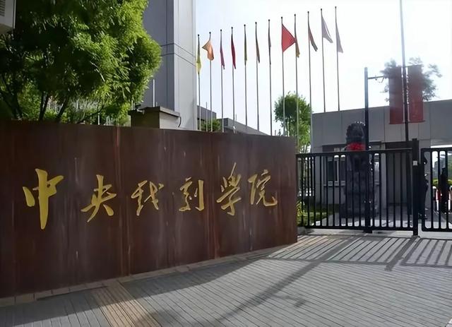 蔡国庆之子夺世界冠军！父子同台却无人识，网友：基因太强大,蔡国庆之子夺世界冠军！父子同台却无人识，网友：基因太强大,第13张