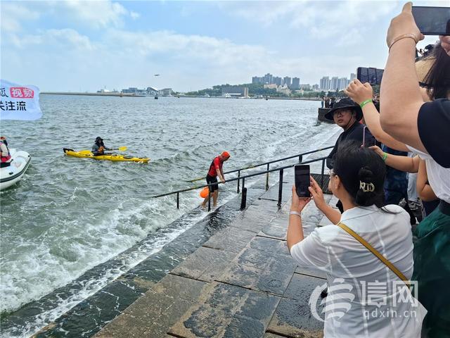 张朝阳成功横渡威海海湾 用时2小时36分,张朝阳成功横渡威海海湾 用时2小时36分,第2张