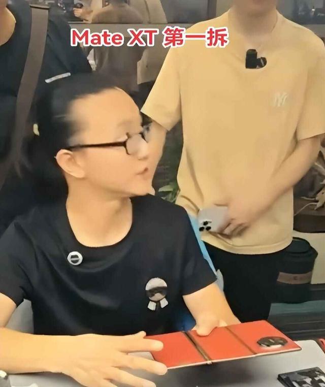 突发！2万元的华为 Mate XT 三折叠无名工作室直播首拆！杨长顺拆机神话惨遭实力打脸？内部结构用料扎实,突发！2万元的华为 Mate XT 三折叠无名工作室直播首拆！杨长顺拆机神话惨遭实力打脸？内部结构用料扎实,第14张