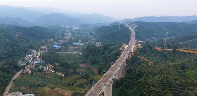 中国狂砸3000亿，横跨14条河21座高山，修建的铁路到底值不值？,中国狂砸3000亿，横跨14条河21座高山，修建的铁路到底值不值？,第7张