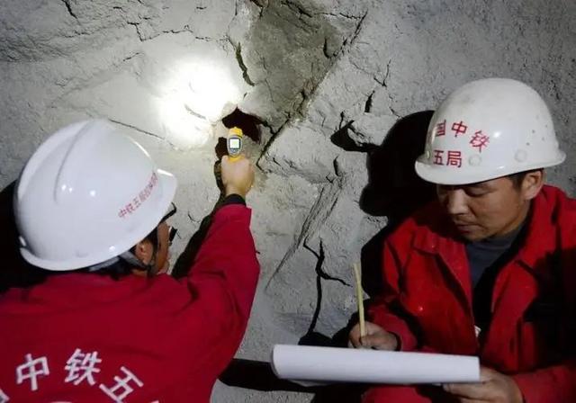 中国狂砸3000亿，横跨14条河21座高山，修建的铁路到底值不值？,中国狂砸3000亿，横跨14条河21座高山，修建的铁路到底值不值？,第25张