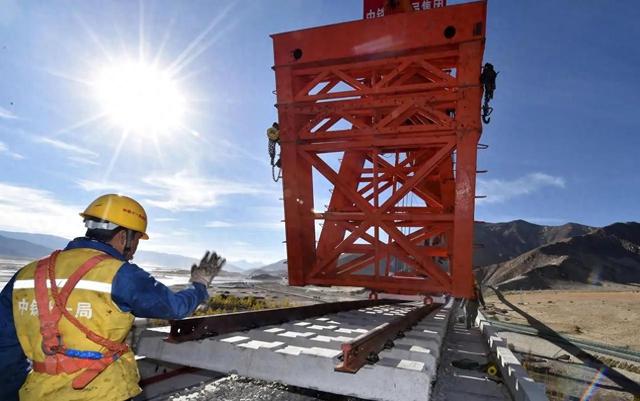 中国狂砸3000亿，横跨14条河21座高山，修建的铁路到底值不值？,中国狂砸3000亿，横跨14条河21座高山，修建的铁路到底值不值？,第24张