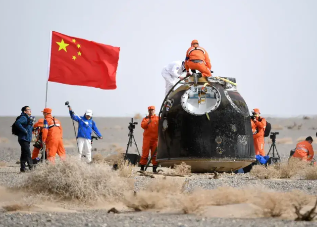 技不如人？神舟十八着陆！落地瞬间底部冒火光，为何美国飞船不会,技不如人？神舟十八着陆！落地瞬间底部冒火光，为何美国飞船不会,第10张