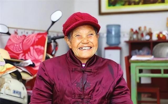雷军背景之谜，父亲曾是小学教师后去教育局工作，去世后不修祖坟,雷军背景之谜，父亲曾是小学教师后去教育局工作，去世后不修祖坟,第7张