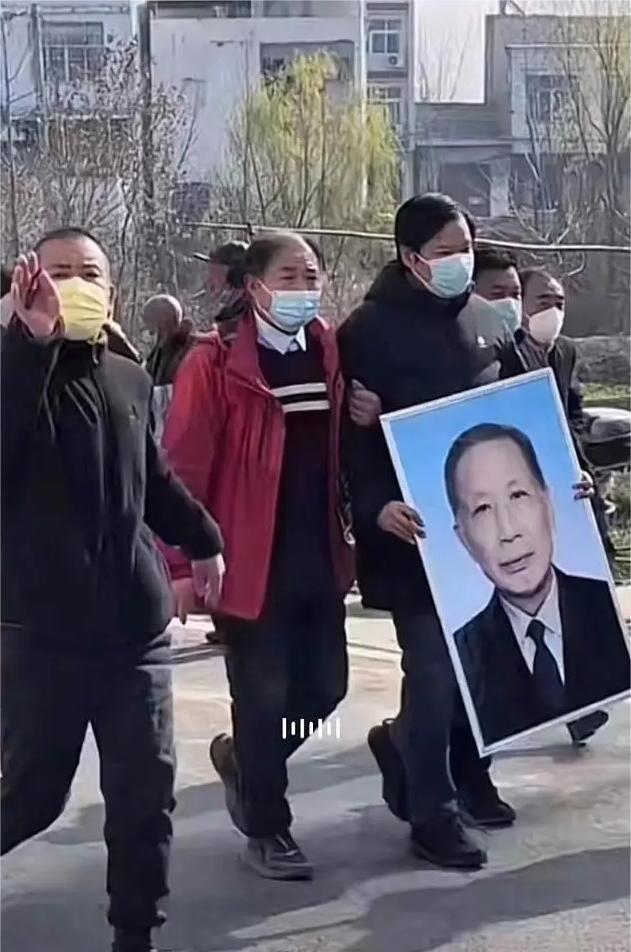 雷军背景之谜，父亲曾是小学教师后去教育局工作，去世后不修祖坟,雷军背景之谜，父亲曾是小学教师后去教育局工作，去世后不修祖坟,第8张