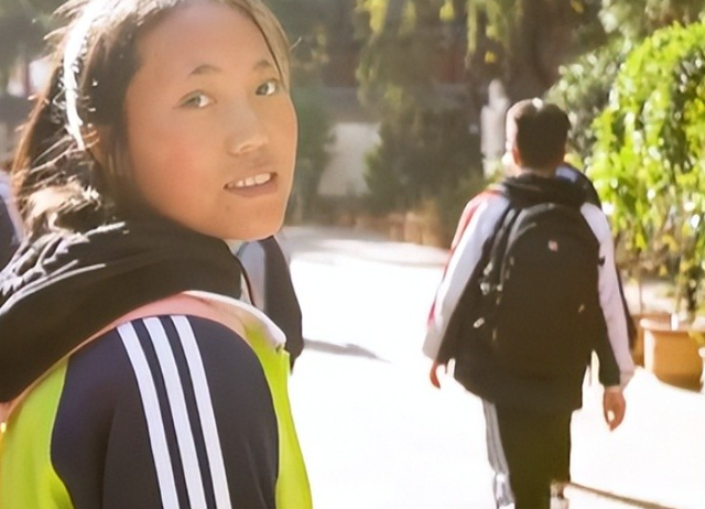 为了凑钱上学，甘肃农村女孩给马云寄母鸡，惨遭拒绝后竟一哭成名,为了凑钱上学，甘肃农村女孩给马云寄母鸡，惨遭拒绝后竟一哭成名,第3张