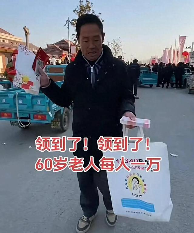 刘强东家人太低调！父亲角落弯腰捡纸箱卖钱，母亲院中烧地锅做饭