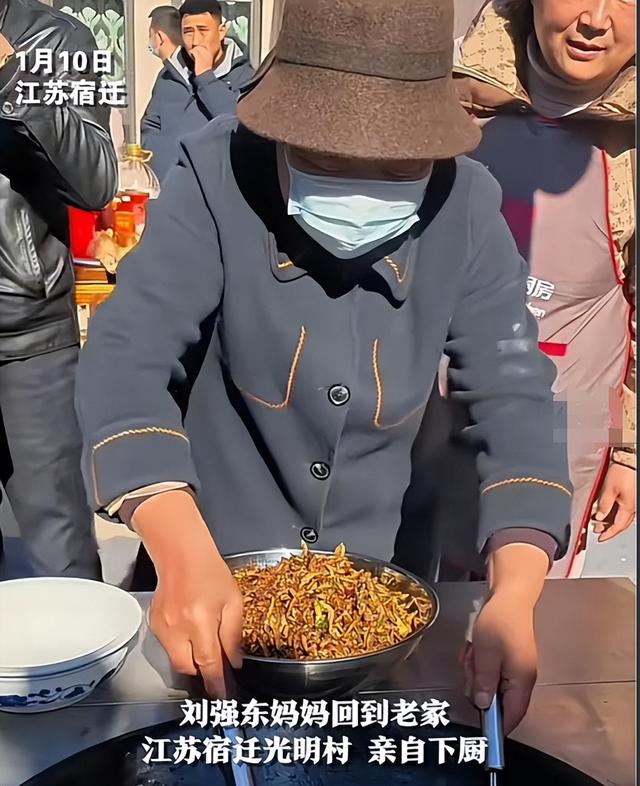 刘强东家人太低调！父亲角落弯腰捡纸箱卖钱，母亲院中烧地锅做饭,刘强东家人太低调！父亲角落弯腰捡纸箱卖钱，母亲院中烧地锅做饭,第14张