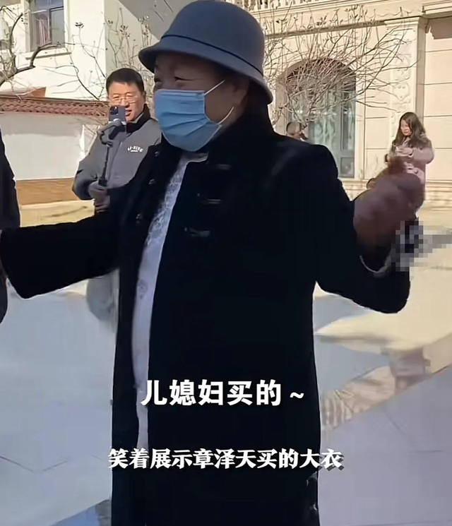 刘强东家人太低调！父亲角落弯腰捡纸箱卖钱，母亲院中烧地锅做饭,刘强东家人太低调！父亲角落弯腰捡纸箱卖钱，母亲院中烧地锅做饭,第19张