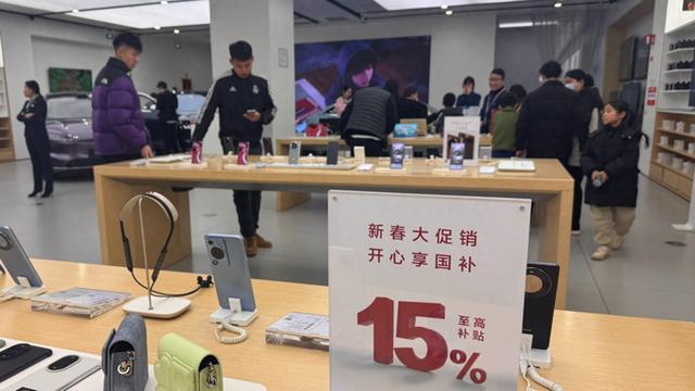 数码产品“国补”落地，记者实探线下门店：手机换新潮来袭，卖场提高备货量应对销售高峰