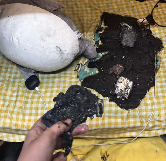 小米充电宝突然冒烟爆炸烧焦手机等物品？用户要求召回同批次隐患产品！小米客服回应