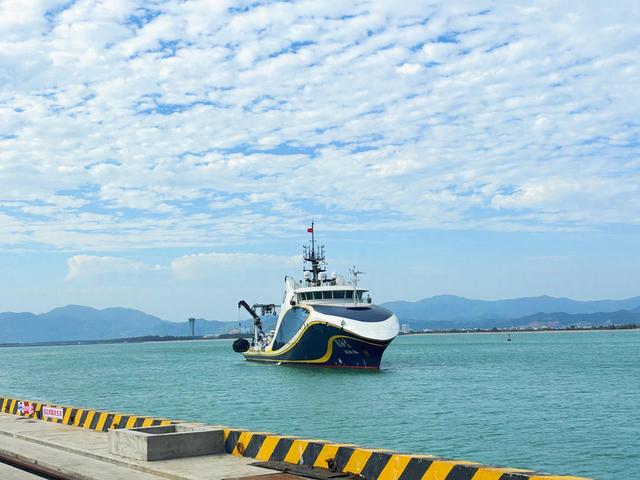 全球首艘智能无人母船“珠海云号”首泊南山港