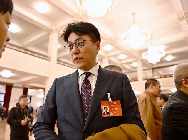 靳东出席两会，提案火爆全网！网友怒赞：早该整治了！,靳东出席两会，提案火爆全网！网友怒赞：早该整治了！,第2张