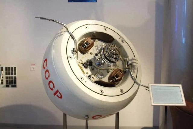 航天飞机返航时爆炸：1400℃热空气席卷机舱，7名宇航员全部遇难