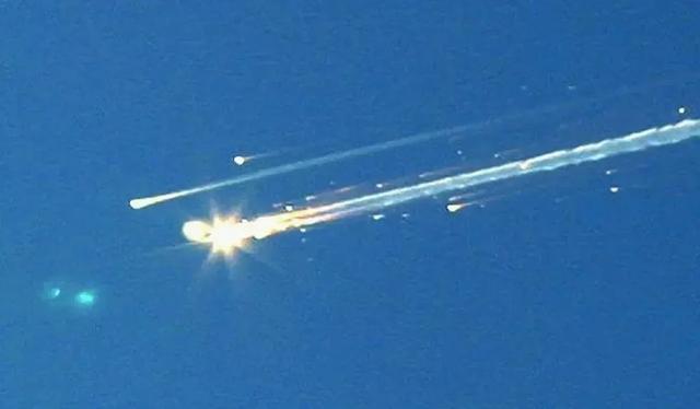 航天飞机返航时爆炸：1400℃热空气席卷机舱，7名宇航员全部遇难,航天飞机返航时爆炸：1400℃热空气席卷机舱，7名宇航员全部遇难,第9张