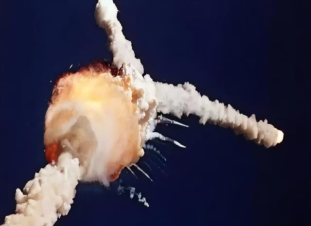 航天飞机返航时爆炸：1400℃热空气席卷机舱，7名宇航员全部遇难,航天飞机返航时爆炸：1400℃热空气席卷机舱，7名宇航员全部遇难,第14张